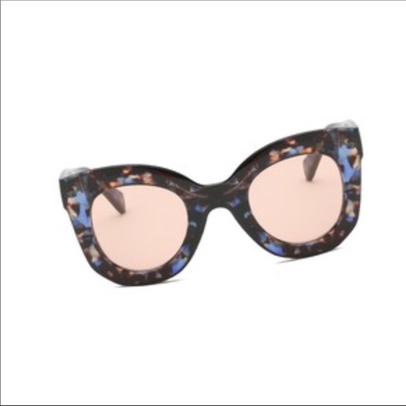 Women’s Round Cat Eye Oversized Sunglasses - Picture 2 of 3